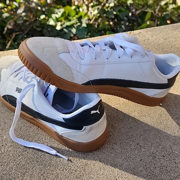 Puma White and Black Sneakers with Brown Sole - Picture 6 of 8